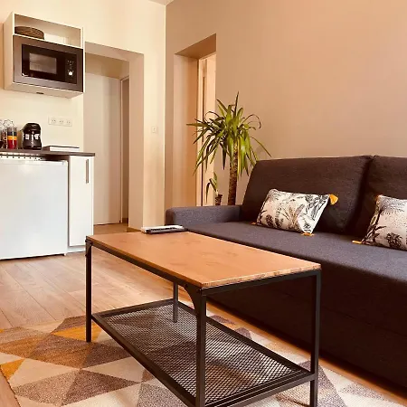 Maison De La Tour 3*