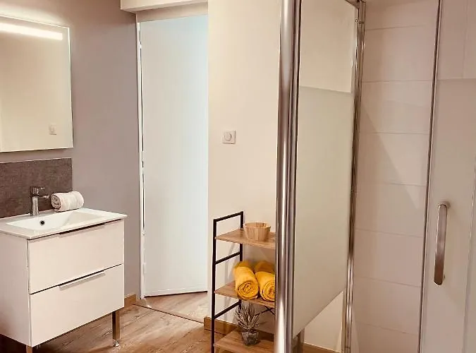 Maison De La Tour 3*